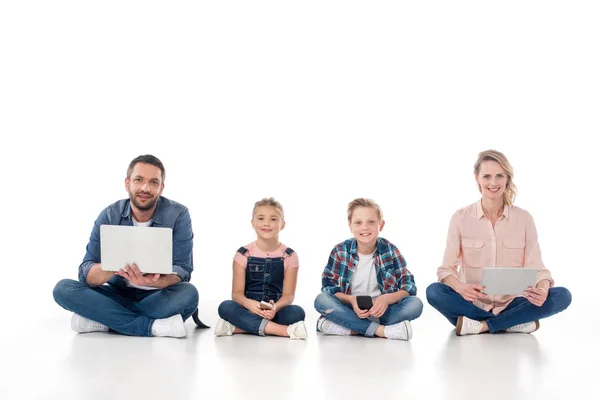 Família usando diferentes dispositivos digitais — Fotografia de Stock