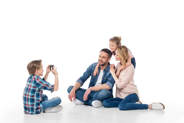 Menino tirando foto em sua família — Fotografia de Stock