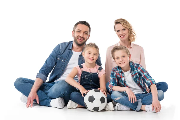 Família feliz com bola de futebol — Fotografia de Stock