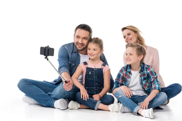 Prise de selfie en famille sur smartphone — Photo