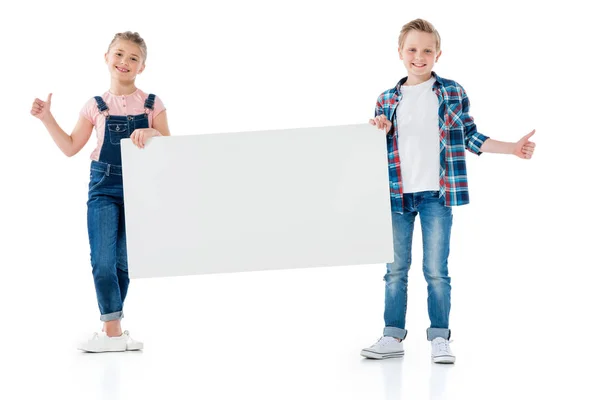 Crianças bonitos com banner em branco — Fotografia de Stock