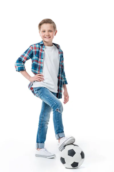 Lindo niño con pelota de fútbol — Foto de Stock