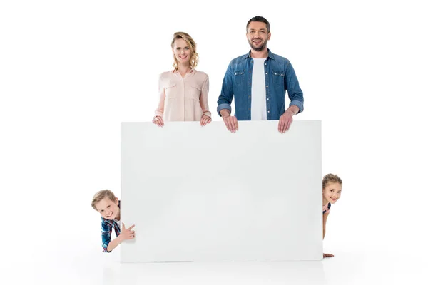 Familia sosteniendo banner en blanco — Foto de Stock