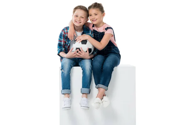 Niños con pelota de fútbol — Foto de Stock