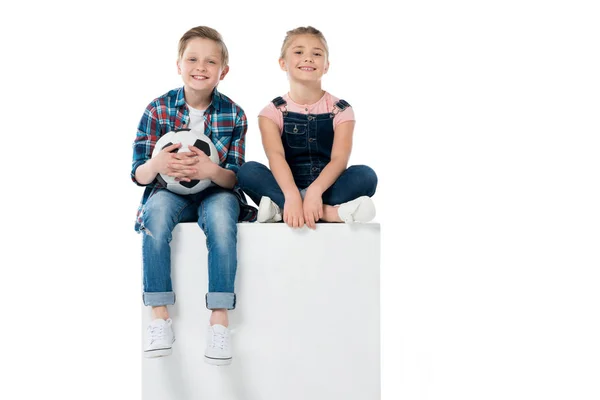 Çocuklarla futbol topu — Stok fotoğraf