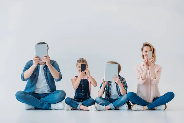 Familia usando dispositivos digitales — Foto de Stock