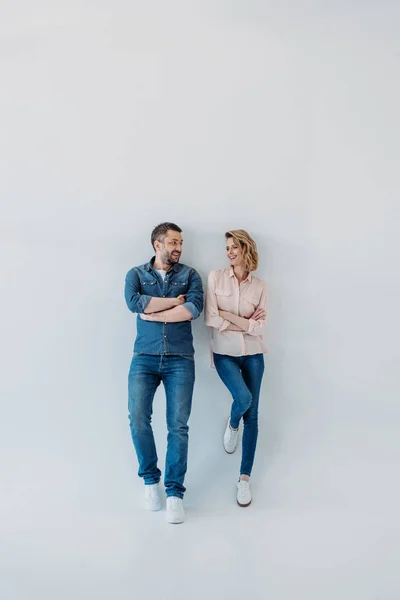 Couple standing together with arms crossed — Stock Photo, Image