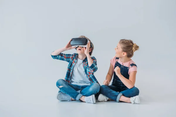 Bambini che utilizzano cuffie realtà virtuale — Foto Stock