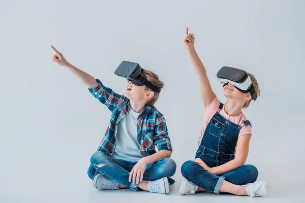 Niños usando auriculares de realidad virtual — Foto de Stock