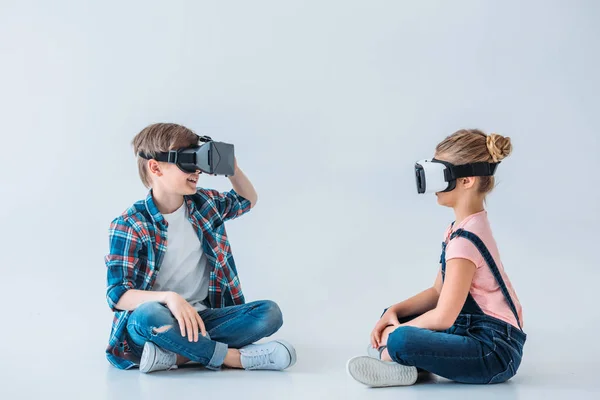 Kinderen met behulp van virtuele realiteit headsets — Stockfoto