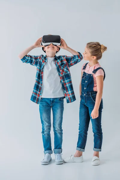 Τα παιδιά χρησιμοποιούν σετ κεφαλής εικονικής πραγματικότητας — Φωτογραφία Αρχείου