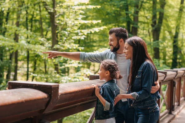 Família interracial passar tempo juntos — Fotografia de Stock