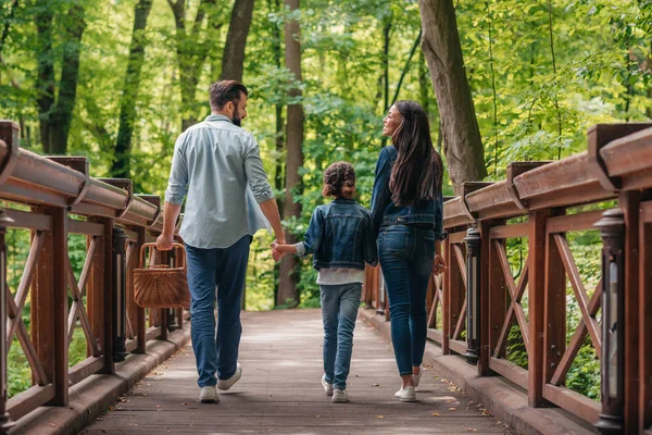 Familie verbringt Zeit miteinander — Stockfoto