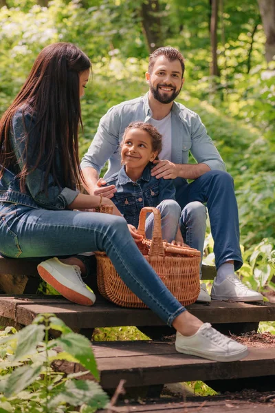 Família interracial passar tempo juntos — Fotografia de Stock
