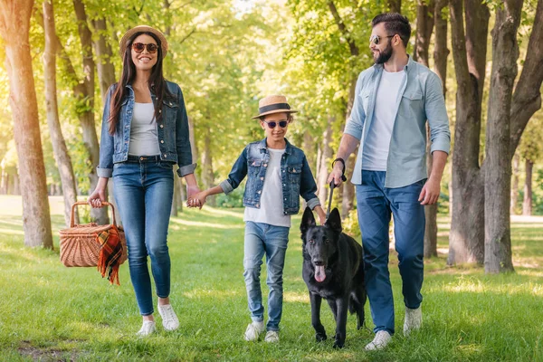 Família interracial passar tempo juntos — Fotografia de Stock