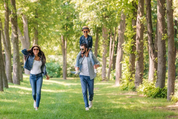 Interracial 가족 함께 시간을 보내고 — 스톡 사진