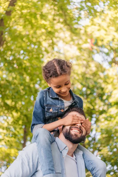 Father carrying daughter on shoulders — Stock Photo, Image