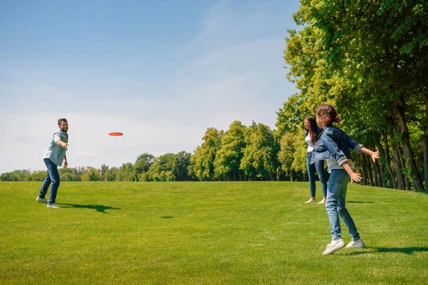 Familj spelar med flygande disk — Stockfoto