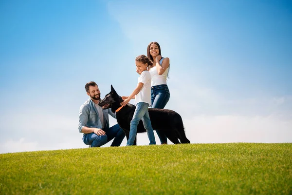 Família feliz com cão — Fotografia de Stock