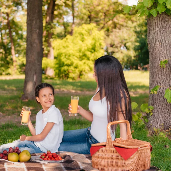 Moeder en dochter op picnic — Stockfoto