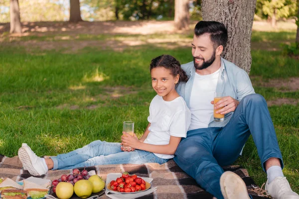 Far och dotter på picknick — Gratis stockfoto