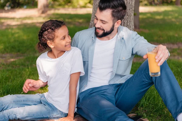 Padre e hija en el picnic — Foto de stock gratis