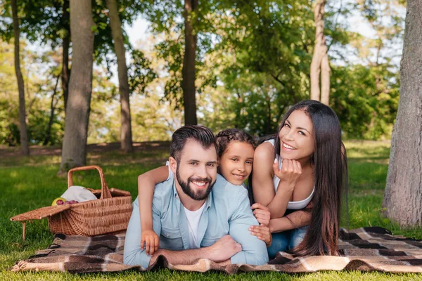 Familie met picknick — Stockfoto