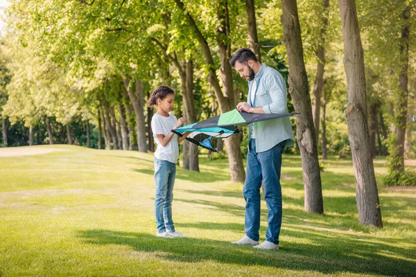 Vater und Tochter mit Drachen — Stockfoto