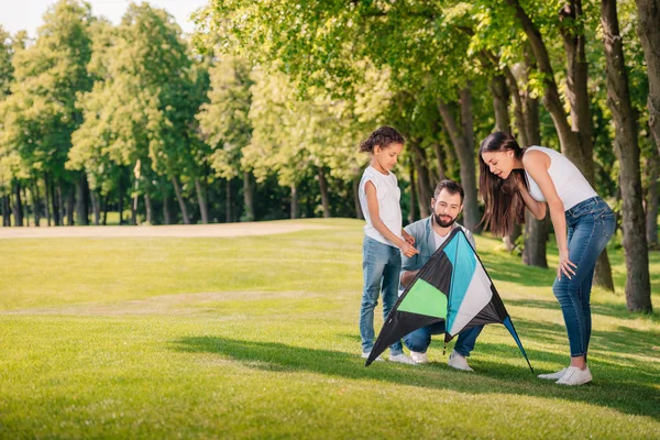 Family playing with kite — Stock Photo, Image