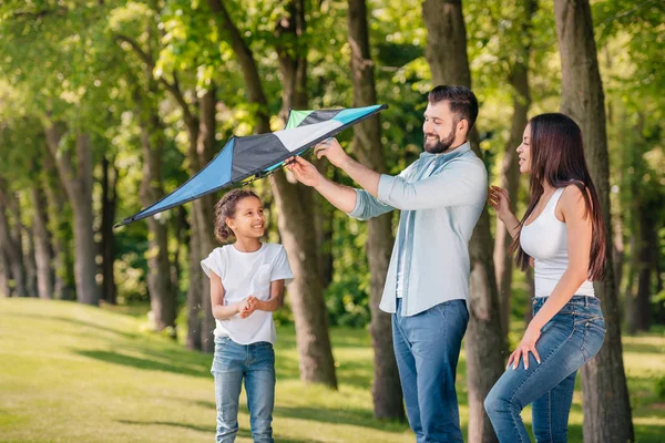 Сім'я грає з повітряним змієм — стокове фото