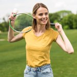 Femme avec raquette de badminton