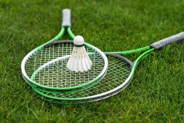 Navette sur raquettes de badminton — Photo