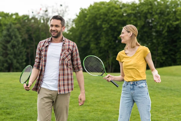Par med badminton racket — Stockfoto