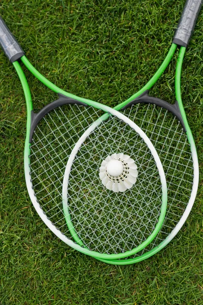 Shuttlecock pe rachete de badminton — Fotografie de stoc gratuită