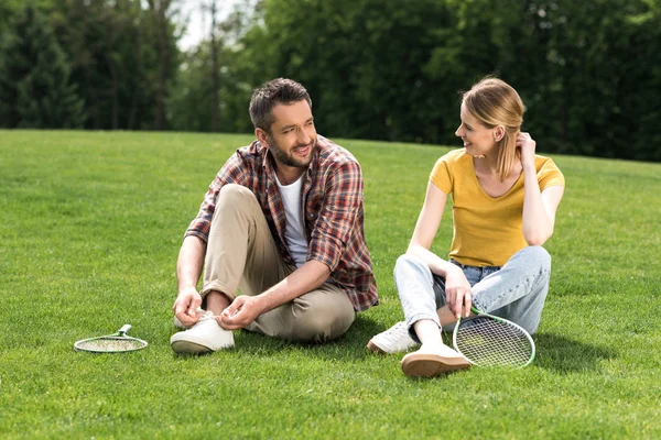 Couple with badminton racquets — Free Stock Photo