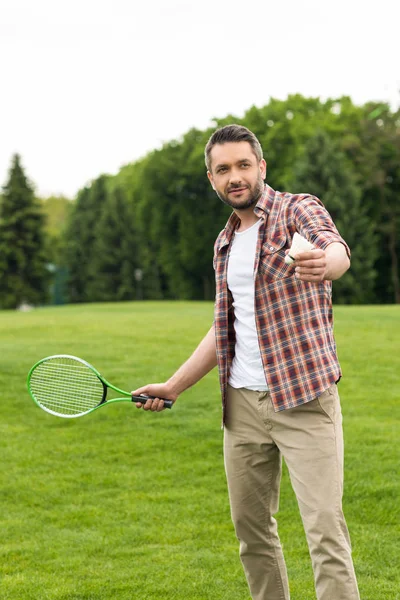 Homem a jogar badminton — Fotografia de Stock