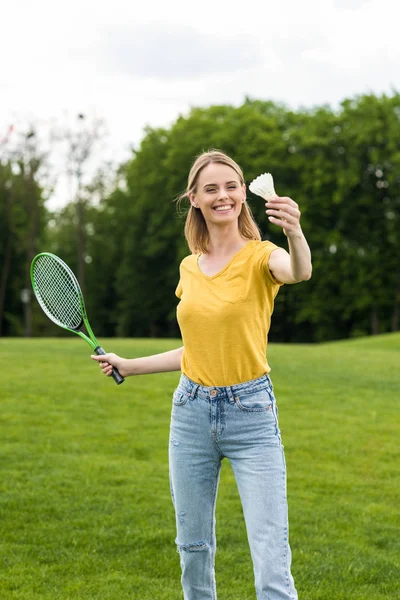 Kvinna som spelar badminton — Stockfoto