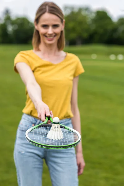 Mulher com badminton raquete — Fotografia de Stock