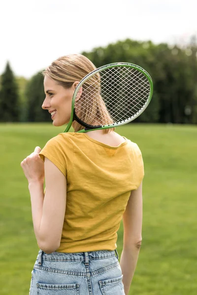 Badminton raket kadınla — Ücretsiz Stok Fotoğraf