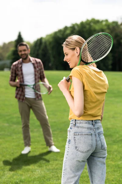 Casal jogando badminton — Fotografia de Stock