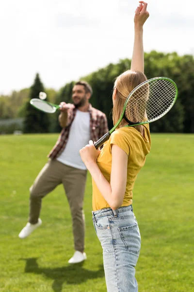 Badminton oynarken Çift — Stok fotoğraf