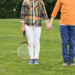 Niños con raquetas de bádminton