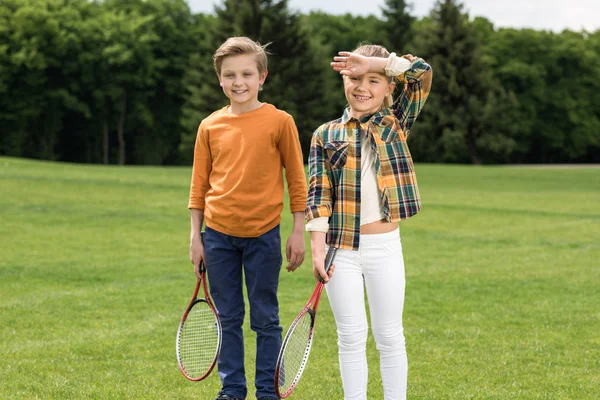 Niños con raquetas de bádminton — Foto de Stock