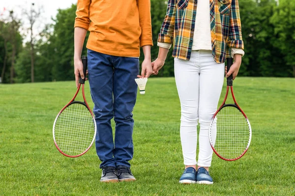 Copii cu rachete de badminton — Fotografie de stoc gratuită