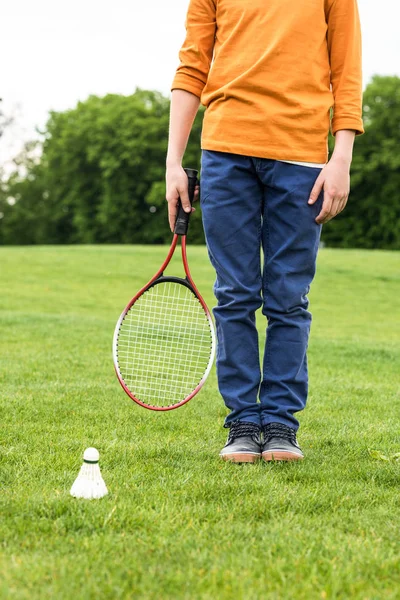 Menino com raquete de badminton — Fotografia de Stock