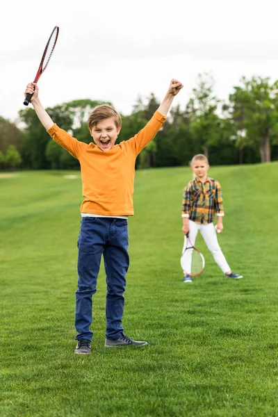 Діти з бадмінтоном ракетки — стокове фото