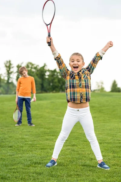 Enfants jouant au badminton — Photo