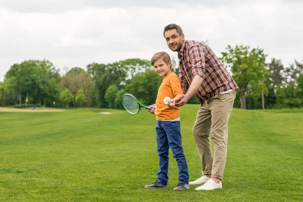 Familia jugando bádminton — Foto de Stock