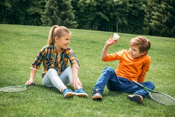 Niños sentados en la hierba — Foto de Stock