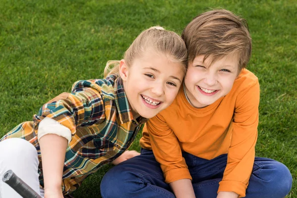 Gelukkig broer en zus — Stockfoto